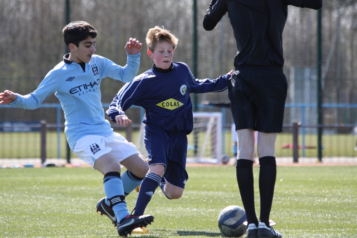 Luca dribble l'arbitre