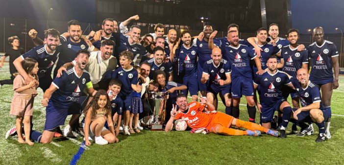 Les 30+ d’Etoile Carouge soulèvent la Coupe genevoise